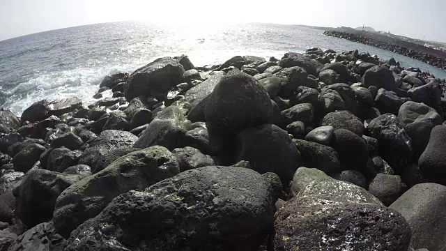 阳光明媚的一天，特内里费岛海岸上的海浪视频素材