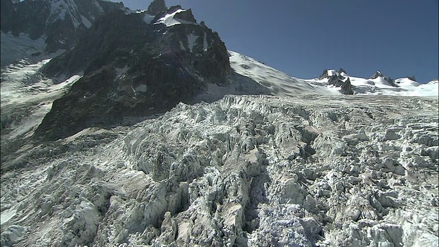 白雪皑皑的山峰仰天俯瞰视频素材