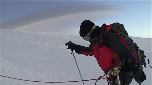 穿越冰隙的登山者视频素材