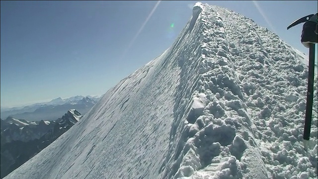 山顶下的雪脊视频素材