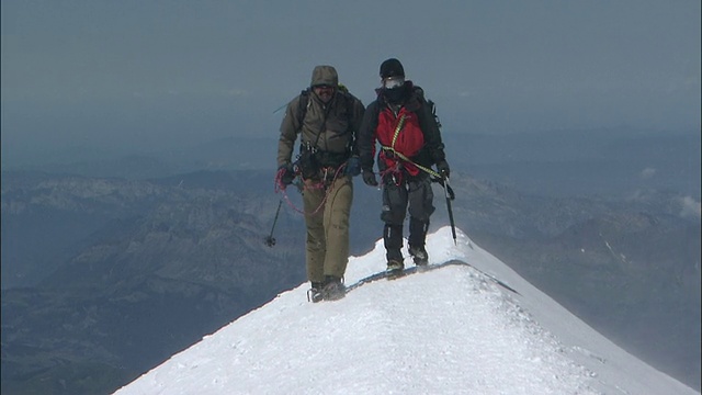 山顶山脊线上的登山者视频素材