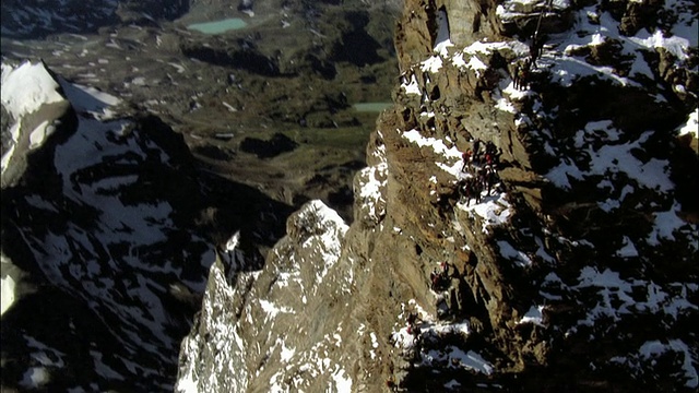 攀登者沿着马特洪峰的岩石山脊向上攀登视频素材