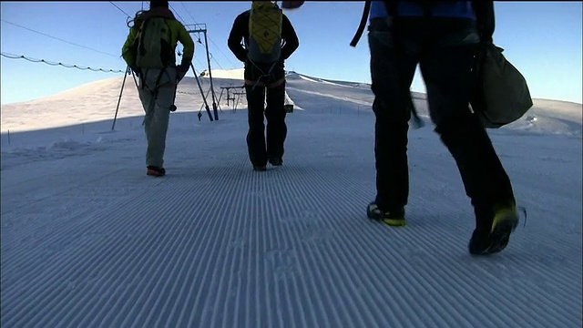 在瑞士雪地上行走的登山者的脚视频素材