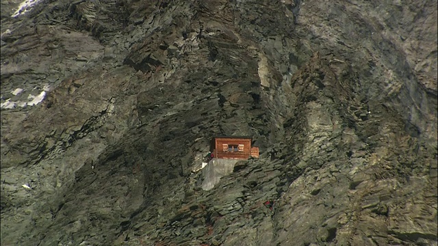 到马特洪峰肩膀的索尔维小屋视频素材