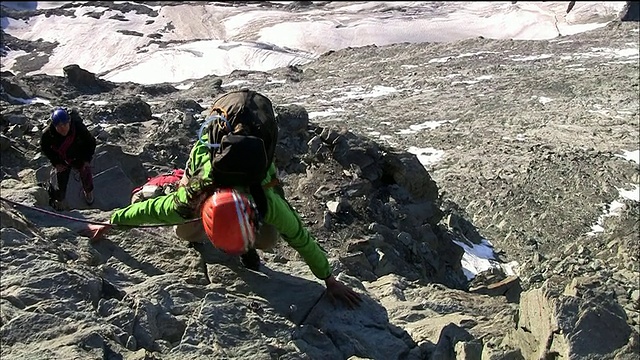 登山者爬上马特洪峰的岩石地带视频素材