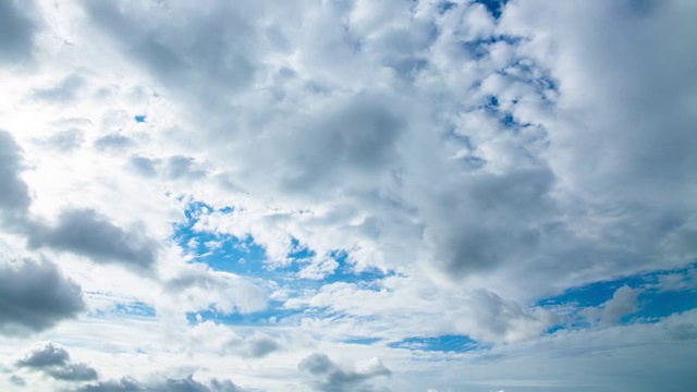 泰芙用蓬松的云拍打着白天的天空视频素材