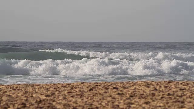 海浪翻滚着冲向沙滩视频素材