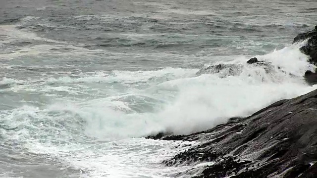 海浪冲击熔岩岩海岸俄勒冈州Depoe湾视频素材