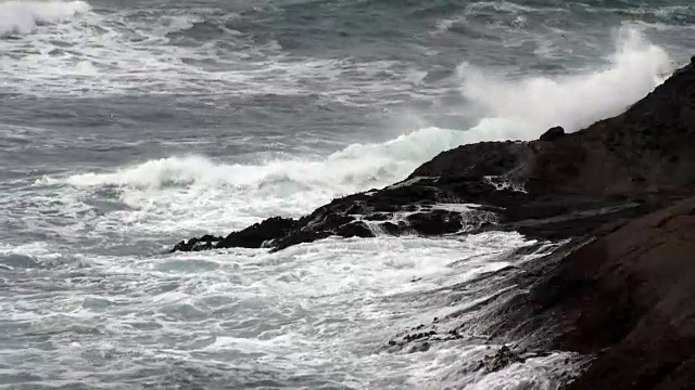 海浪冲击熔岩岩海岸俄勒冈州Depoe湾视频素材