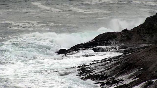 海浪撞击熔岩岩海岸的慢动作视频素材