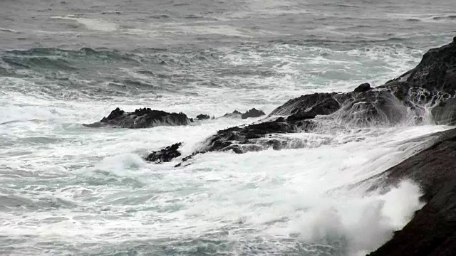 海浪撞击熔岩岩海岸的慢动作视频素材