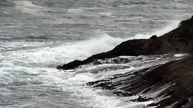 海浪撞击熔岩岩海岸的慢动作视频素材