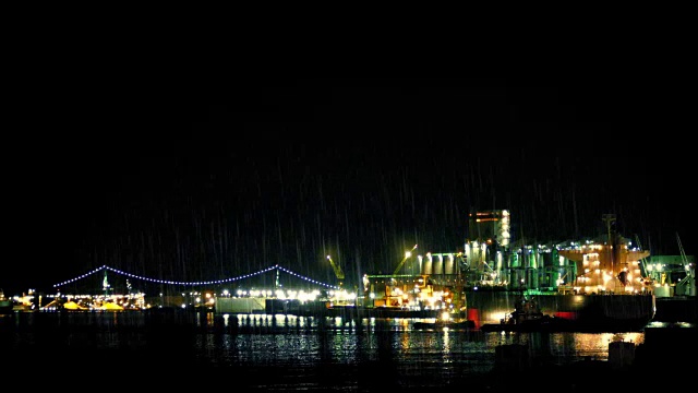 雨夜，油船停靠在城市附近视频素材