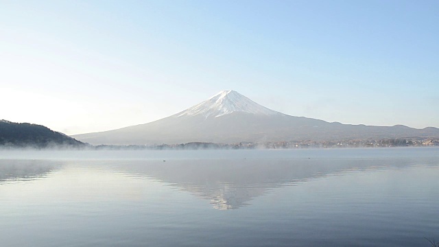 日本川口湖的富士山在早晨倒映着水面视频素材