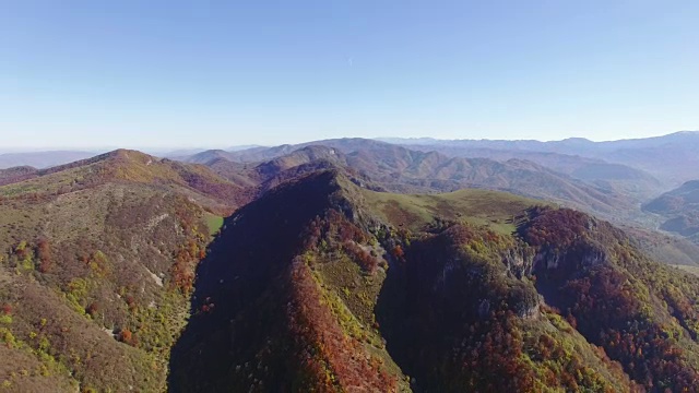 高山峻岭，空中生态，自然和谐理念视频下载