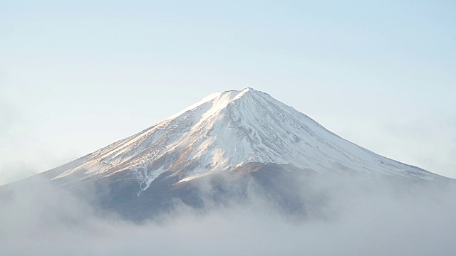 时光流逝的富士山和移动的雾在早上在川口町日本视频下载