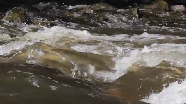 急流中的波浪的特写视频素材