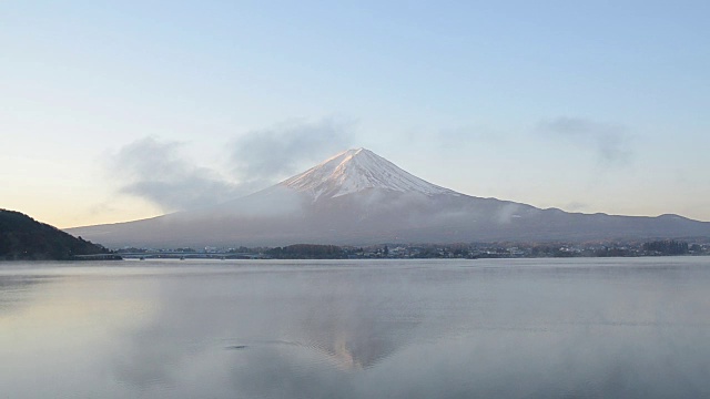 时光流逝的富士山和移动的雾在早上在川口町日本视频素材