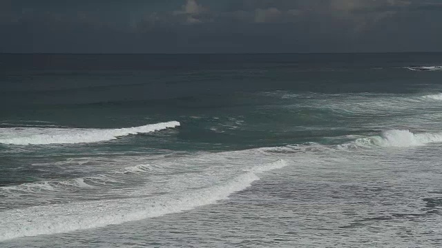 暴风雨时，海浪向沙滩翻滚视频素材