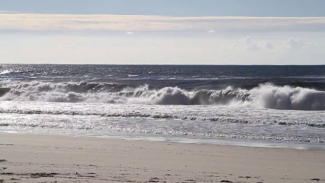 海浪翻滚着冲向沙滩视频素材