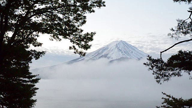 时光流逝的富士山和移动的雾在早上在川口町日本视频下载