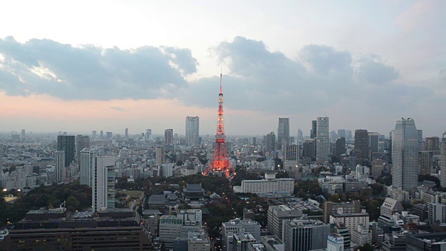 时间推移东京塔点燃和日落天空在东京日本视频下载