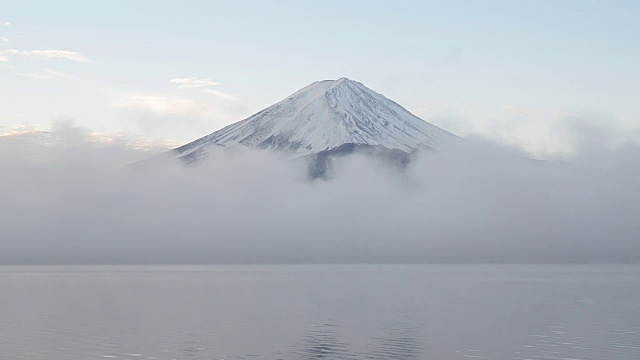 时光流逝的富士山和移动的雾在早上在川口町日本视频下载