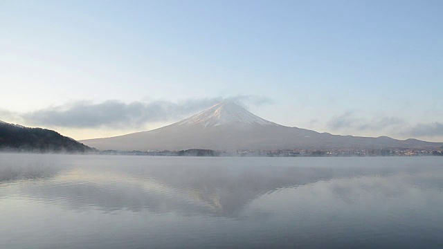 日本川口湖，富士山在早晨倒映水面视频下载