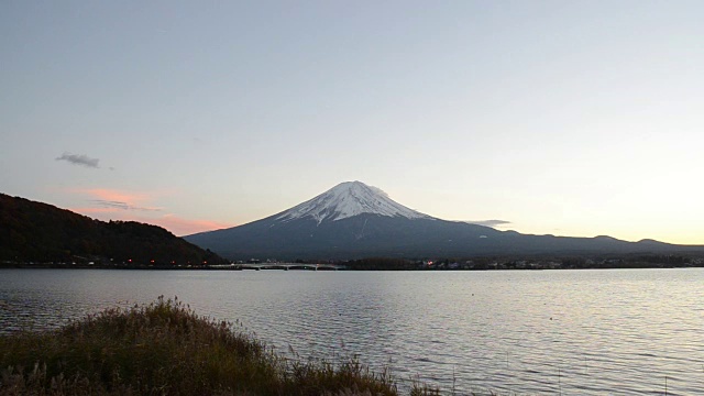 晚上在日本川口湖的富士山视频素材