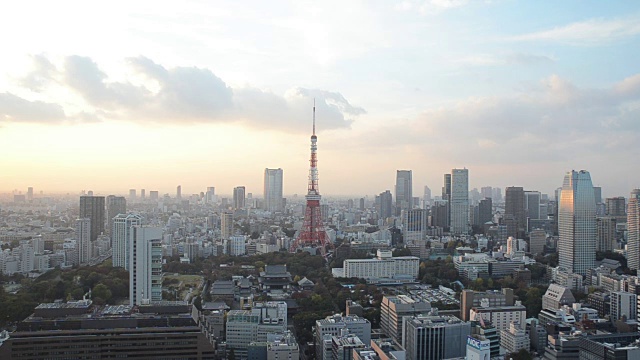 延时东京塔和日落的天空在日本东京视频下载