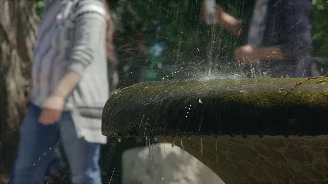 水喷泉特写细节飞溅，石头，生态，自然概念视频下载