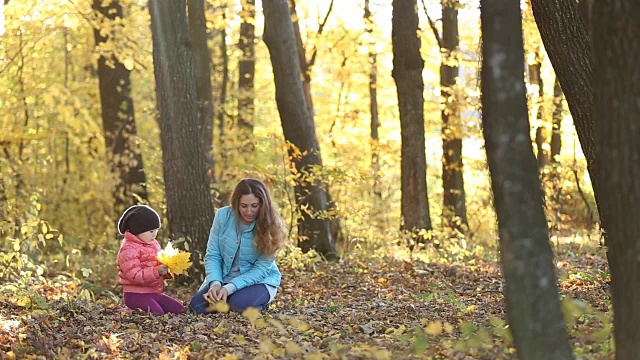 妈妈和她的孩子在森林里视频素材