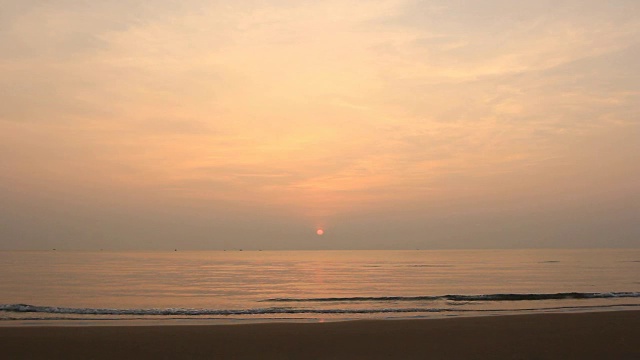 夏日清晨海滩上的日出视频素材