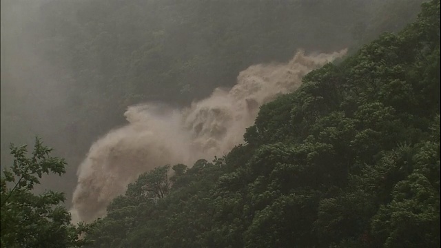 台风在屋久。视频素材