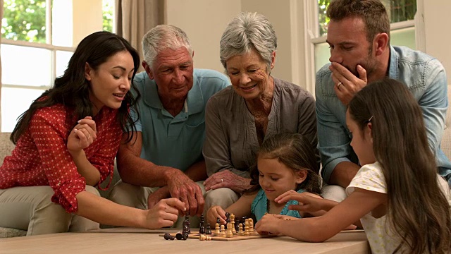 多代家庭下棋视频素材