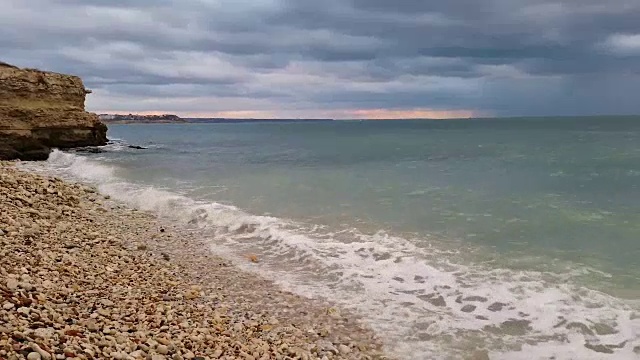 海浪拍打着海岸。视频素材