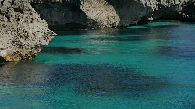 岩石海岸和绿松石泻湖视频素材