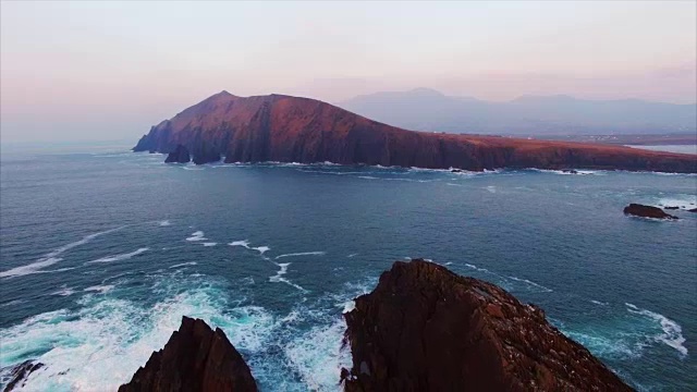 跟踪拍摄山脉和大海视频素材