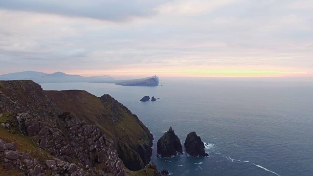 夕阳西下时，大海和山脉与天空相映成辉视频素材