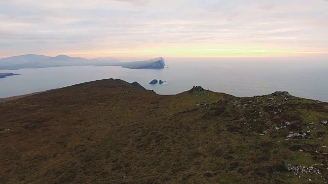 平静的海面映衬着多云的天空视频素材