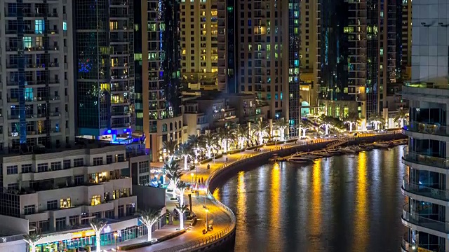 阿联酋迪拜滨海步道夜景。俯视图视频素材