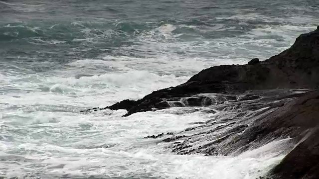 海浪冲击熔岩岩海岸俄勒冈州Depoe湾视频素材