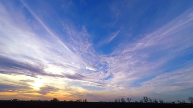 田野上的日落天空。视频素材