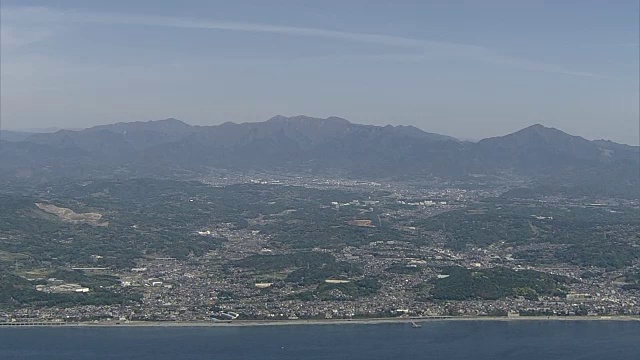 日本神奈川的空中，坦泽山和城镇视频素材