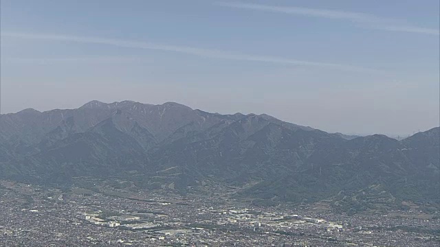 日本神奈川的空中，坦泽山和城镇视频素材