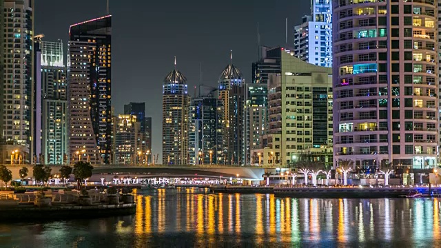 迪拜码头塔和运河的夜景视频素材