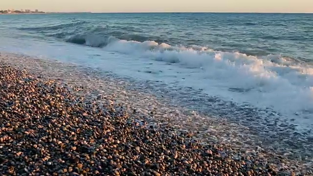 橙色的日落在海上与光和波浪视频素材