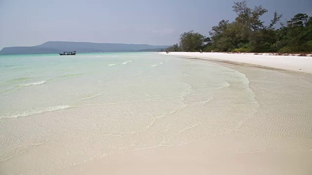 完美的白色沙滩和水晶水海滩，柬埔寨koh rong视频素材