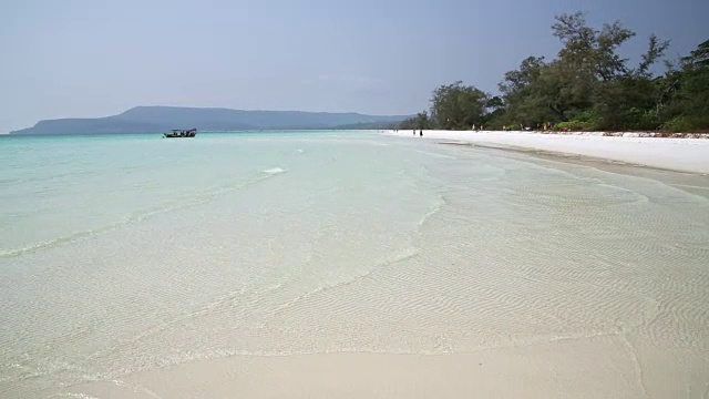 完美的白色沙滩和水晶水海滩，柬埔寨koh rong视频素材