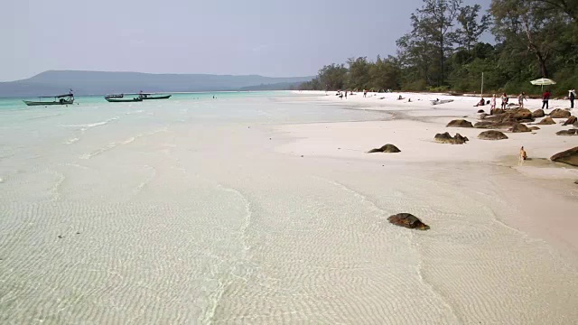 完美的白色沙滩和水晶水海滩，柬埔寨koh rong视频素材